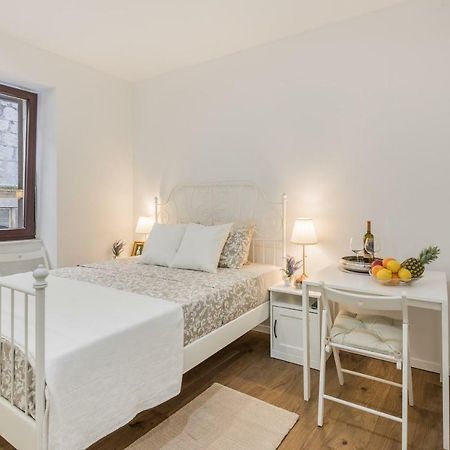Mediterranean Vintage Room Split Exterior photo